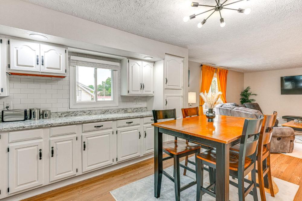 about 2 Mi to Downtown Bright Apt in Lansing!